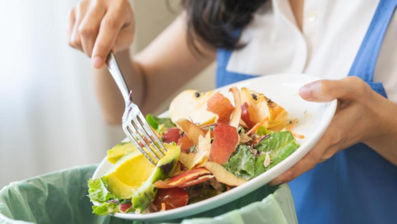 Românii aruncă bani la gunoi. Cât pierde o familie într-un an din cauza risipei alimentare