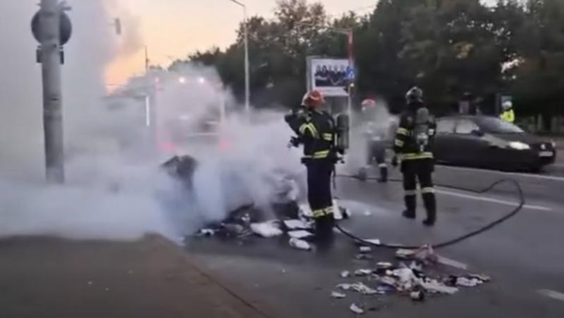 Incendiu la o maşină de gunoi din Iași. 500 kg de carton au ars pe carosabil, din cauza unei ţigări aruncate