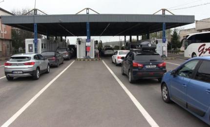 Polițiștii au tras pe dreapta o mașină la Calafat. Ce au descoperit pe bancheta din spate, sub o pătură