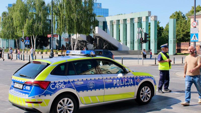 O şoferiţă de 78 de ani a avariat toate maşinile dintr-o parcare din Polonia. Dintr-o singură manevră