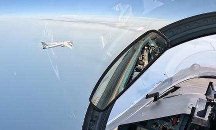 Două bombardiere strategice ruseşti înarmate cu rachete, interceptate în largul Norvegiei. Cum motivează Rusia