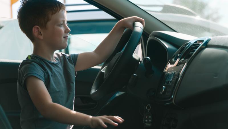 Copil român de 9 ani, prins la volanul unei mașini de lux în Marsilia. Tatăl lui îl învăţa să conducă