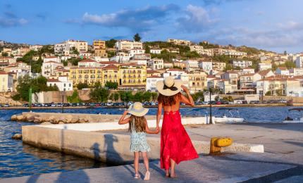 10.000 de euro pentru o viață nouă în paradis. Țara care plăteşte tinerii cu familie să se mute la sat