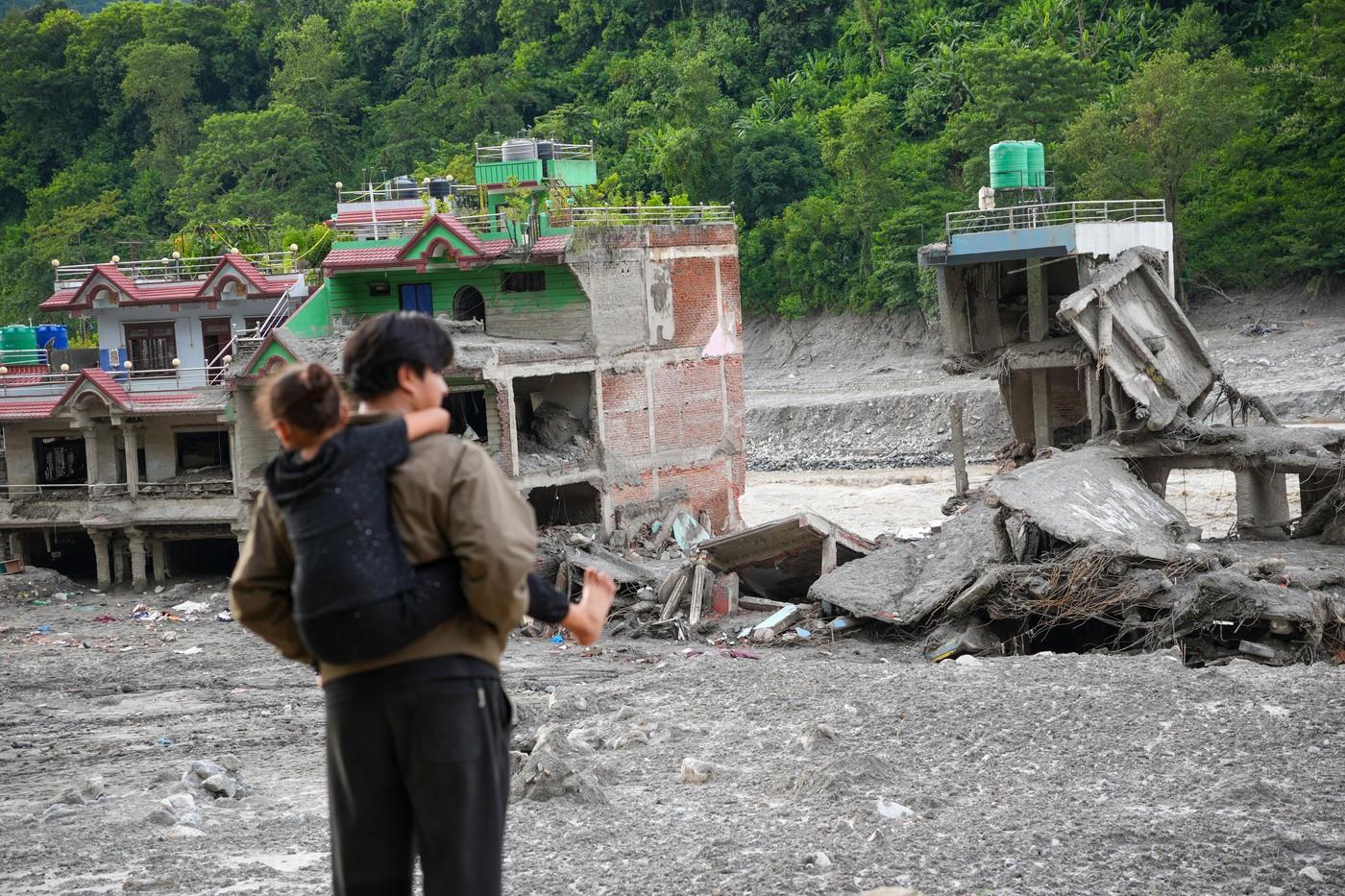 Nepal cere despăgubiri climatice de la China, SUA și India. Bilanțul a ajuns la 1.114 morți şi 4.000 dispăruţi