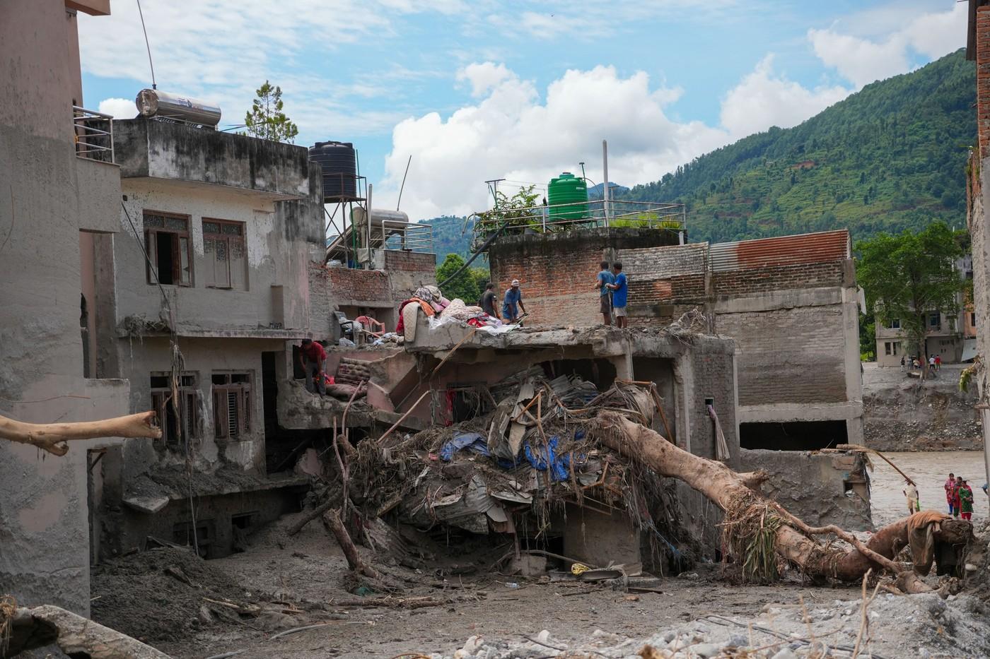 Nepal cere despăgubiri climatice de la China, SUA și India. Bilanțul a ajuns la 1.114 morți şi 4.000 dispăruţi