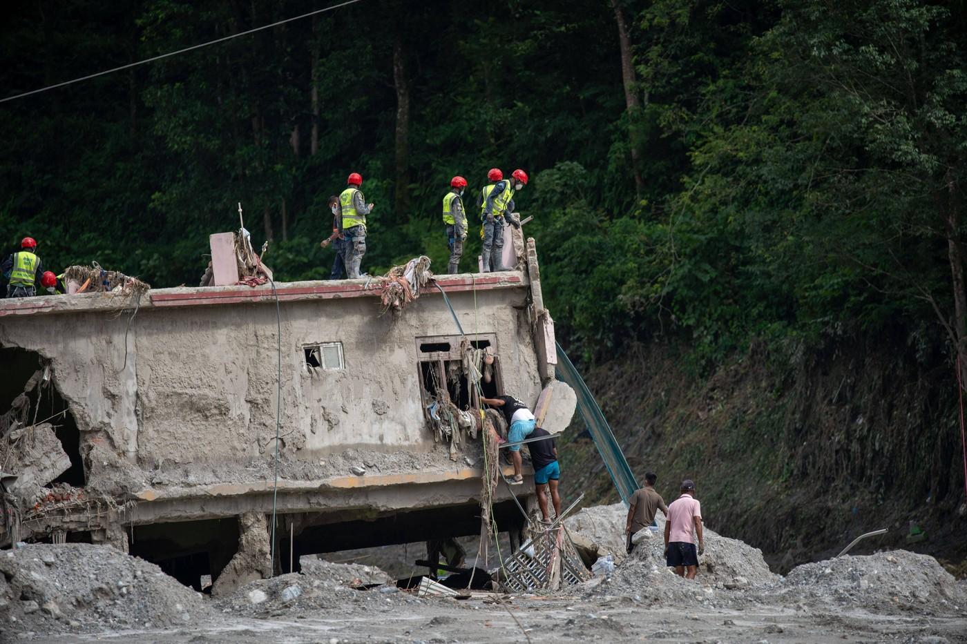 Nepal cere despăgubiri climatice de la China, SUA și India. Bilanțul a ajuns la 1.114 morți şi 4.000 dispăruţi