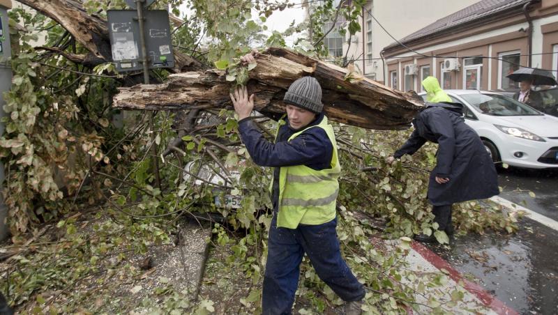 Vremea se răcește brusc în România. Temperaturile scad cu 12 grade. Cod galben de vânt și ninsori la munte