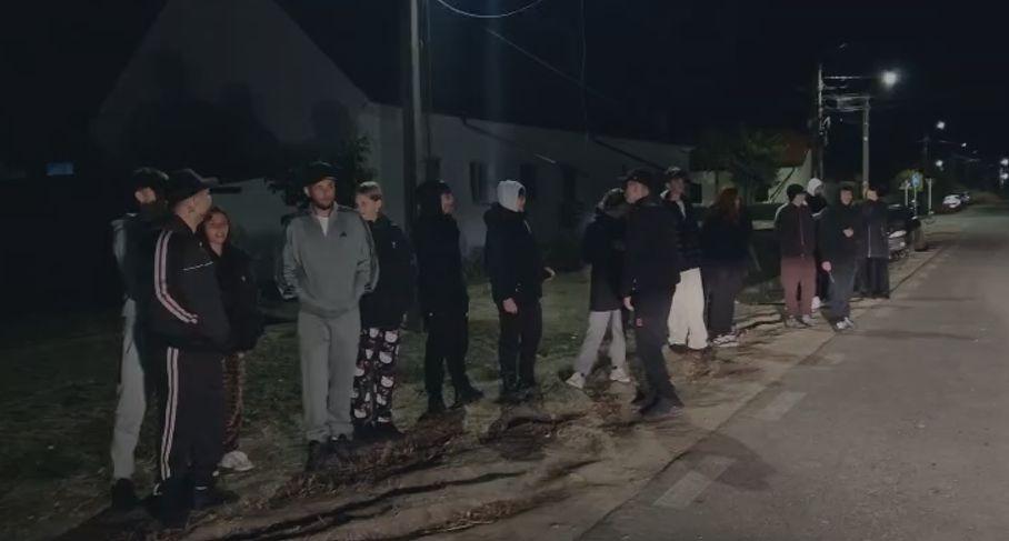 Revoltă în Cenei, după ce adolescentul implicat în crima lui Mario s-a întors acasă. Mama a sunat la 112