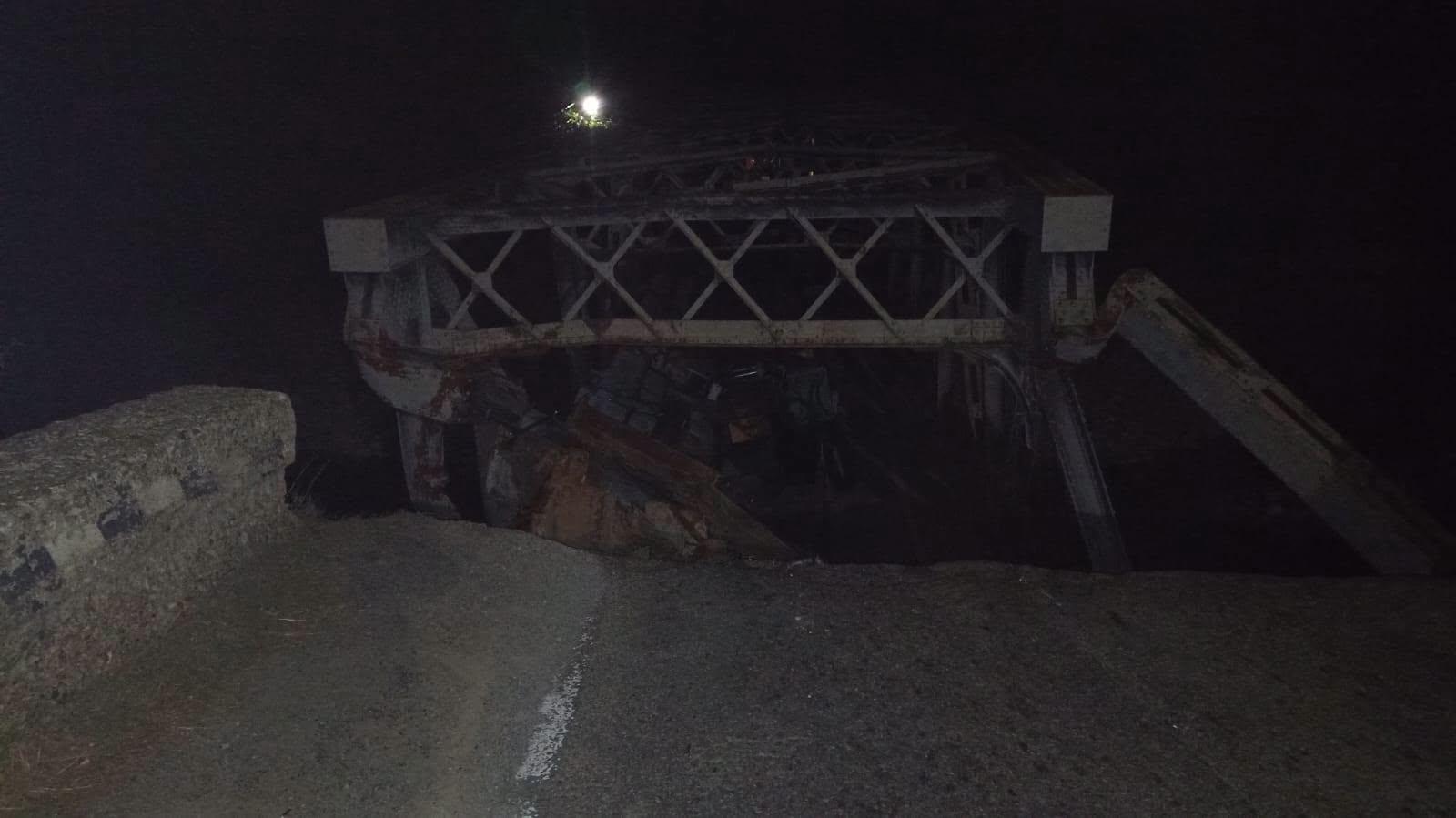 Un pod metalic din Bacău, prăbușit după trecerea unei macarale de mare tonaj