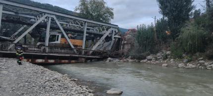 Un pod metalic din Bacău, prăbușit după trecerea unei macarale de mare tonaj