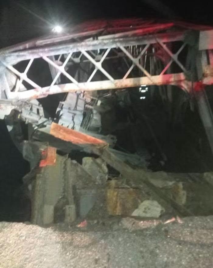 Un pod metalic din Bacău, prăbușit după trecerea unei macarale de mare tonaj