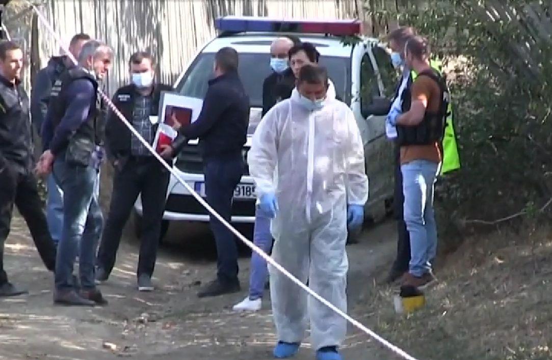 Urme de lovituri și echimoze pe trupul tinerei găsite într-o valiză în Olt. Iubitul ei, căutat de polițiști