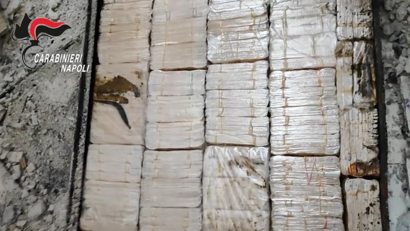 Poliţia a descoperit 3 mil. de euro în pereţii casei unui traficant de droguri din Napoli