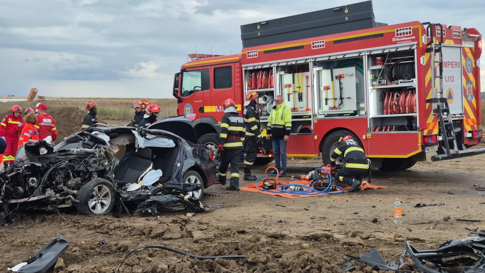 Moartea a venit cu 120 km/h. 3 vieți curmate într-o secundă la Iași, după ce o mașină s-a izbit de un camion