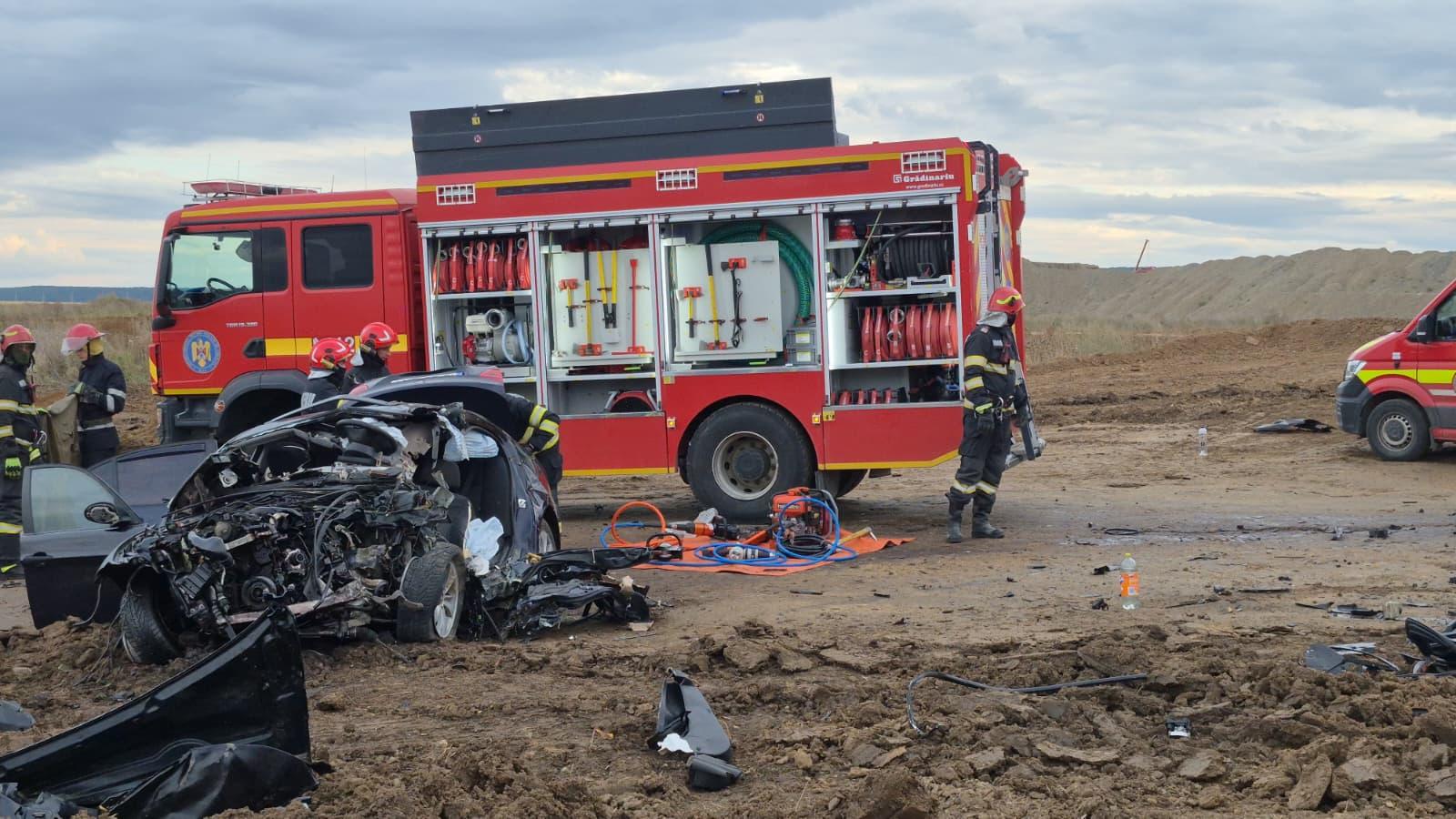 Moartea a venit cu 120 km/h. 3 vieți curmate într-o secundă la Iași, după ce o mașină s-a izbit de un camion