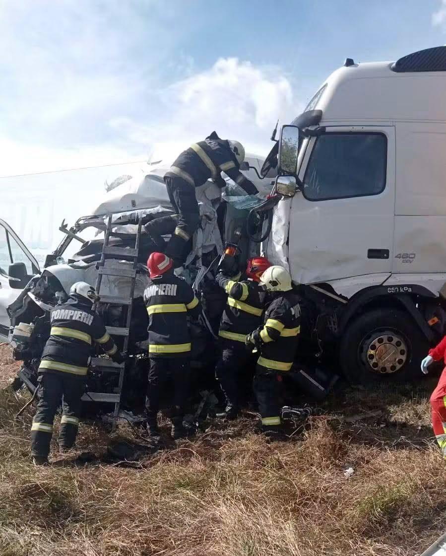 Două femei au murit, după ce microbuzul în care se aflau a fost prins între 2 TIR-uri, în Caraș-Severin
