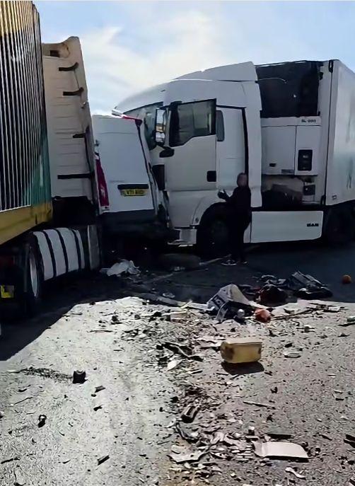 Două femei au murit, după ce microbuzul în care se aflau a fost prins între 2 TIR-uri, în Caraș-Severin