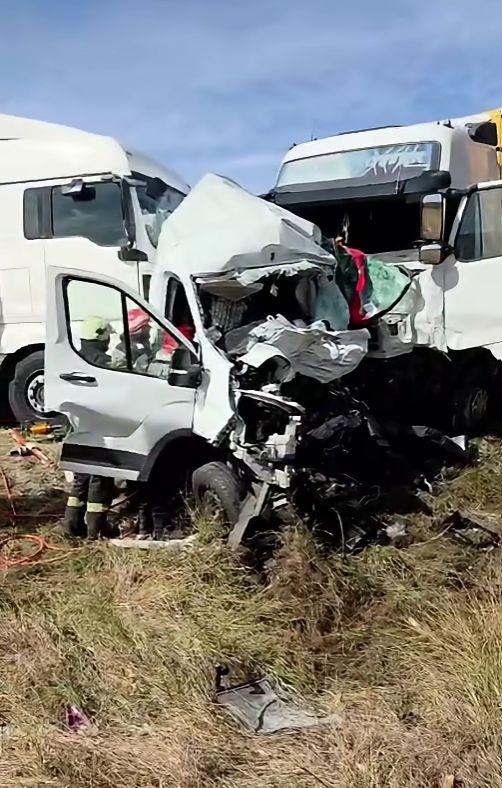 Două femei au murit, după ce microbuzul în care se aflau a fost prins între 2 TIR-uri, în Caraș-Severin