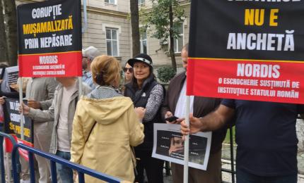Păgubiţii Nordis, protest în stradă în faţa DNA. Ce au cerut oamenii