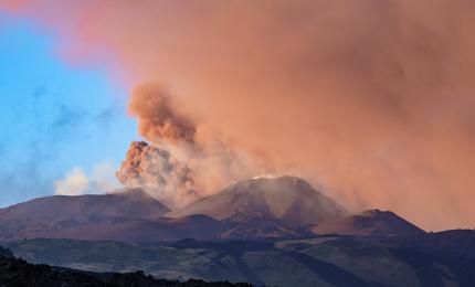 Vulcanul Etna s-a reactivat. Aeroportul din Catania, închis temporar. Avertisment MAE pentru români