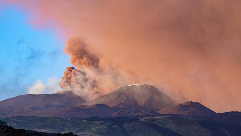 Vulcanul Etna s-a reactivat. Aeroportul din Catania, închis temporar. Avertisment MAE pentru români