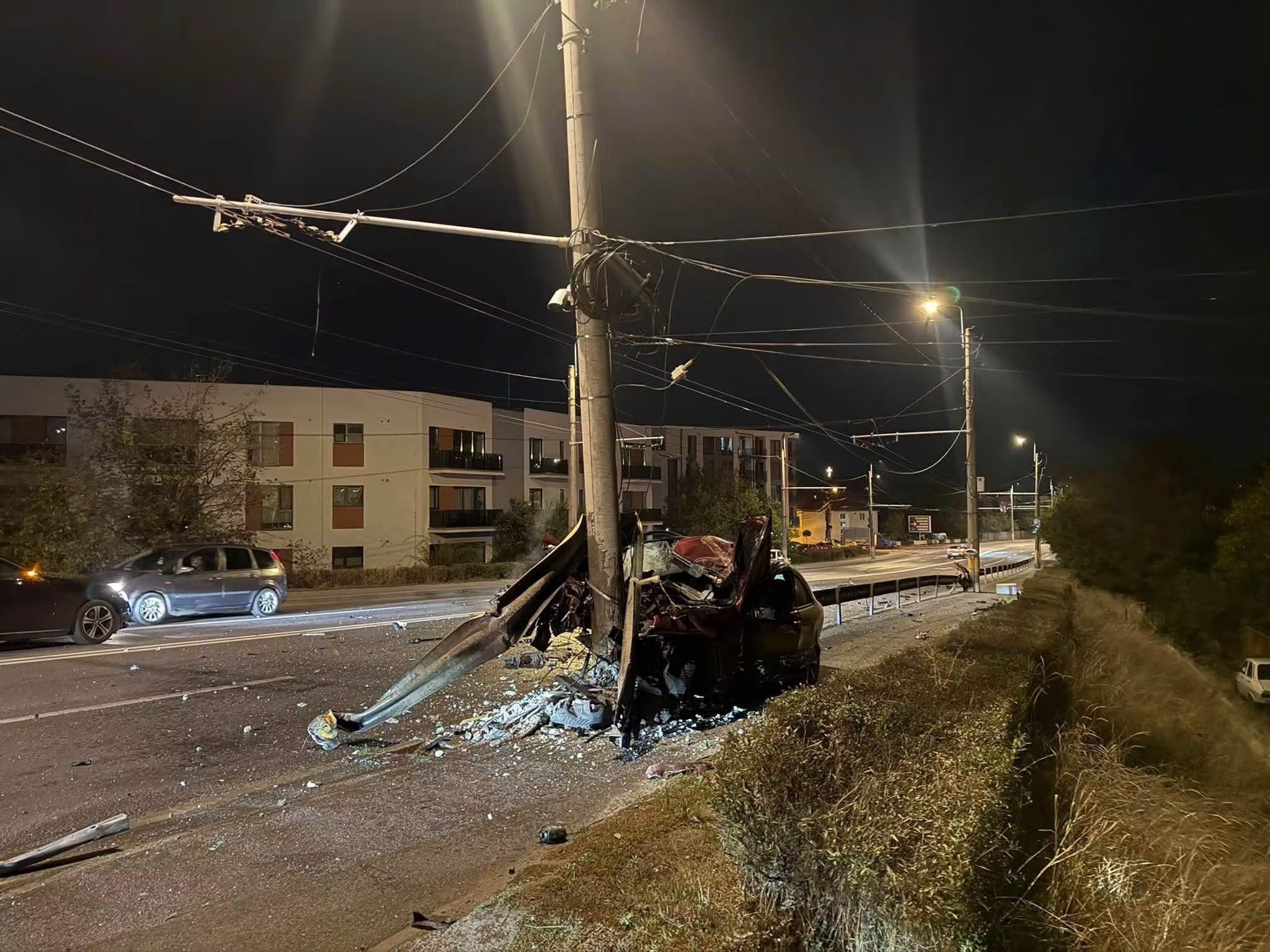 Momentul când un tânăr intră cu viteză într-un stâlp în Cluj. Nu a avut nicio şansă