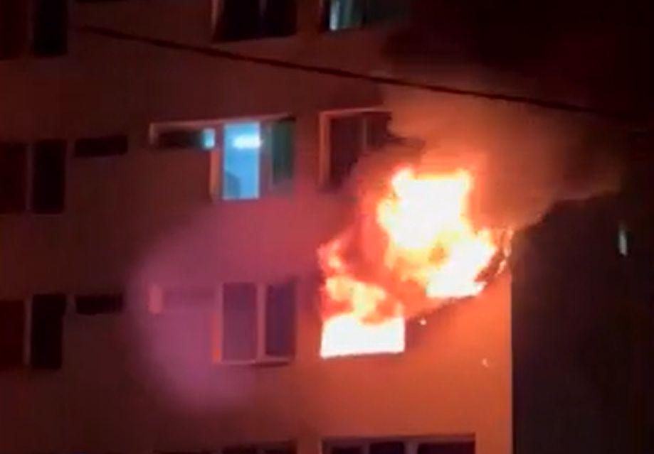 "Ajutor! Nu putem ieşi afară!". Cine sunt studenţii în camera cărora a izbucnit focul