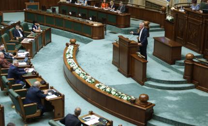 Proiectul care prevede reducerea pensiei cu 85% pentru angajații la stat a trecut tacit de Senat