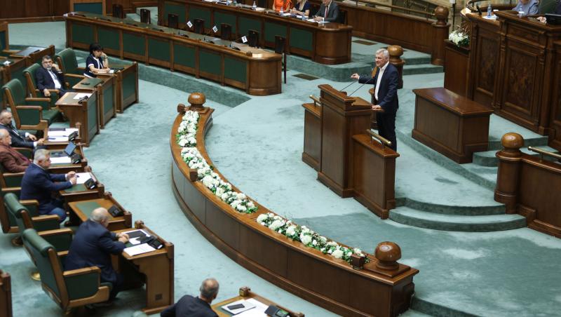 Proiectul care prevede reducerea pensiei cu 85% pentru angajații la stat a trecut tacit de Senat