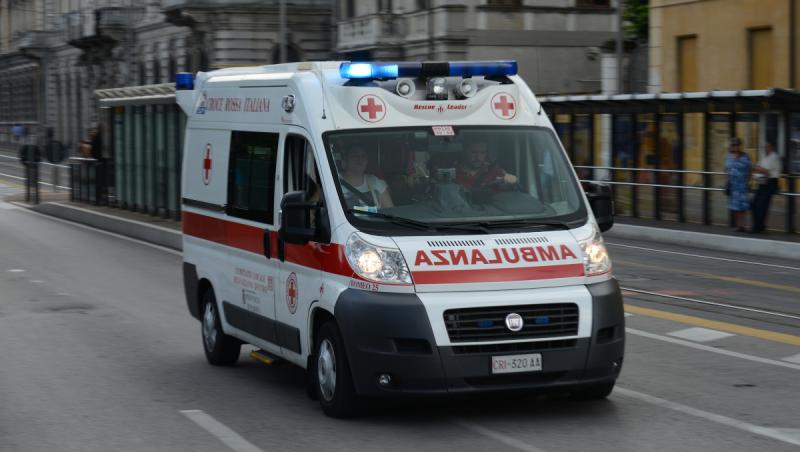 Româncă, în stare gravă după ce ar fi fost bătută în Italia. Fiul ei a fost rănit când a încercat să intervină