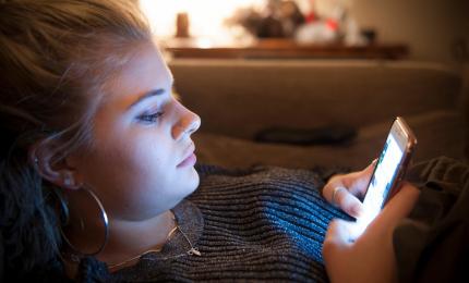 Meta schimbă regulile pentru adolescenţi: limită de 2 ore pe zi şi restricţii noaptea pe Facebook şi Instagram