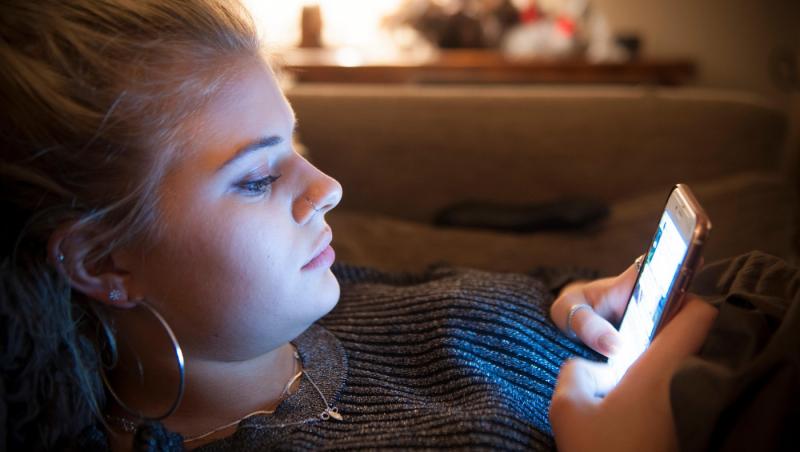 Meta schimbă regulile pentru adolescenţi: limită de 2 ore pe zi şi restricţii noaptea pe Facebook şi Instagram