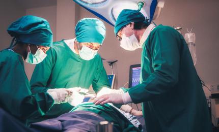 Un bărbat a trăit nouă luni cu ajutorul unui transplant de rinichi de porc modificat genetic