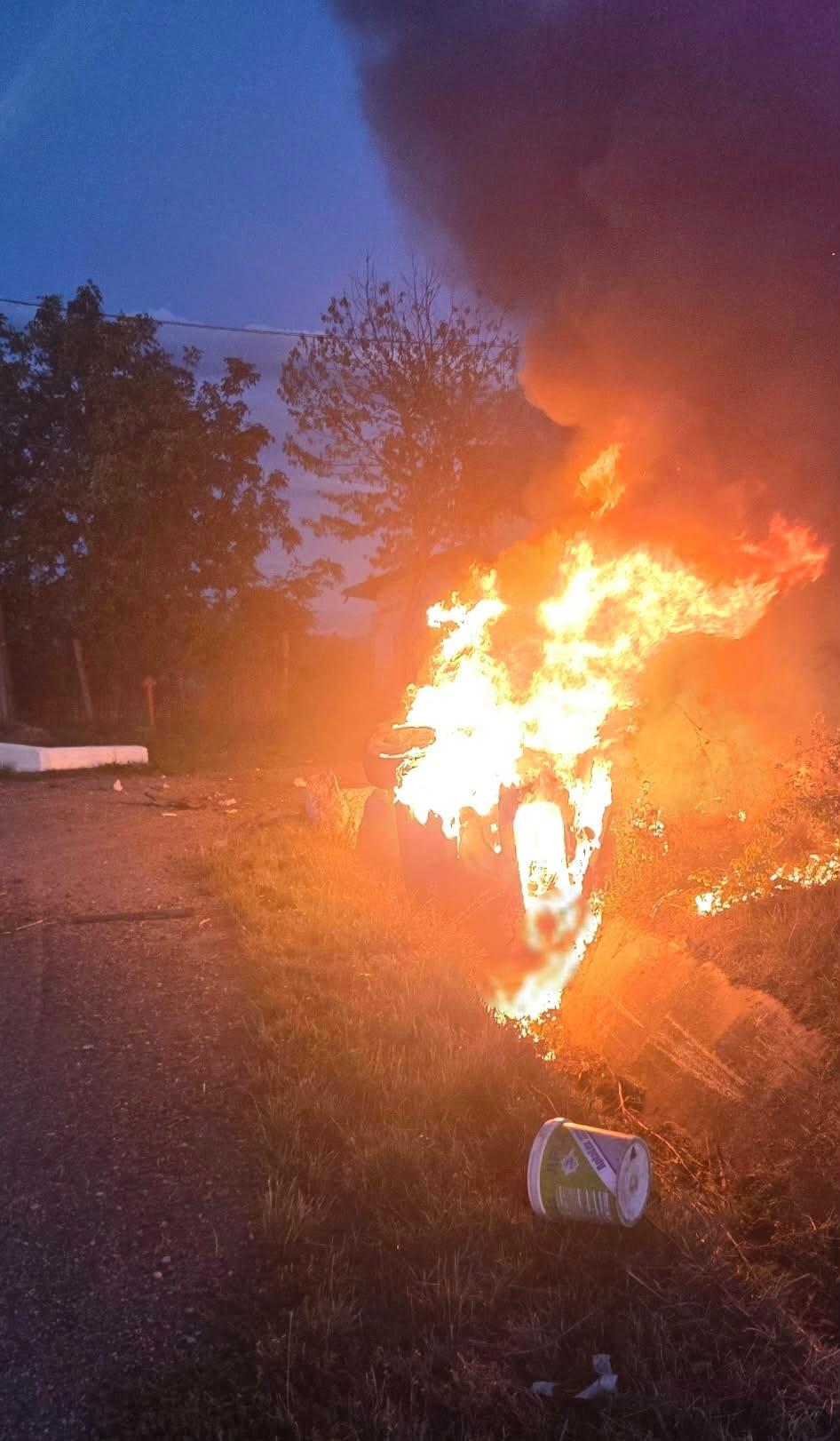 Accident urmat de incendiu în Suceava. Două persoane au fost găsite carbonizate în mașină