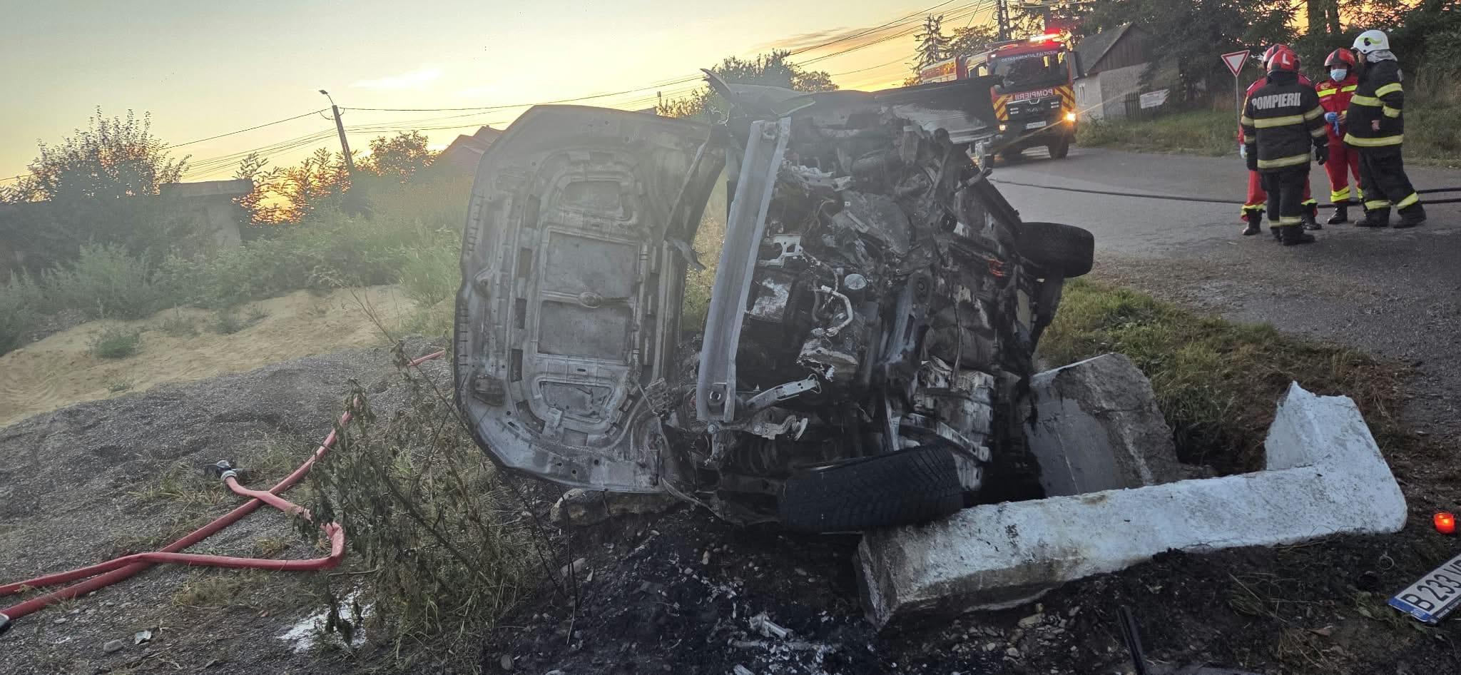 Accident urmat de incendiu în Suceava. Două persoane au fost găsite carbonizate în mașină