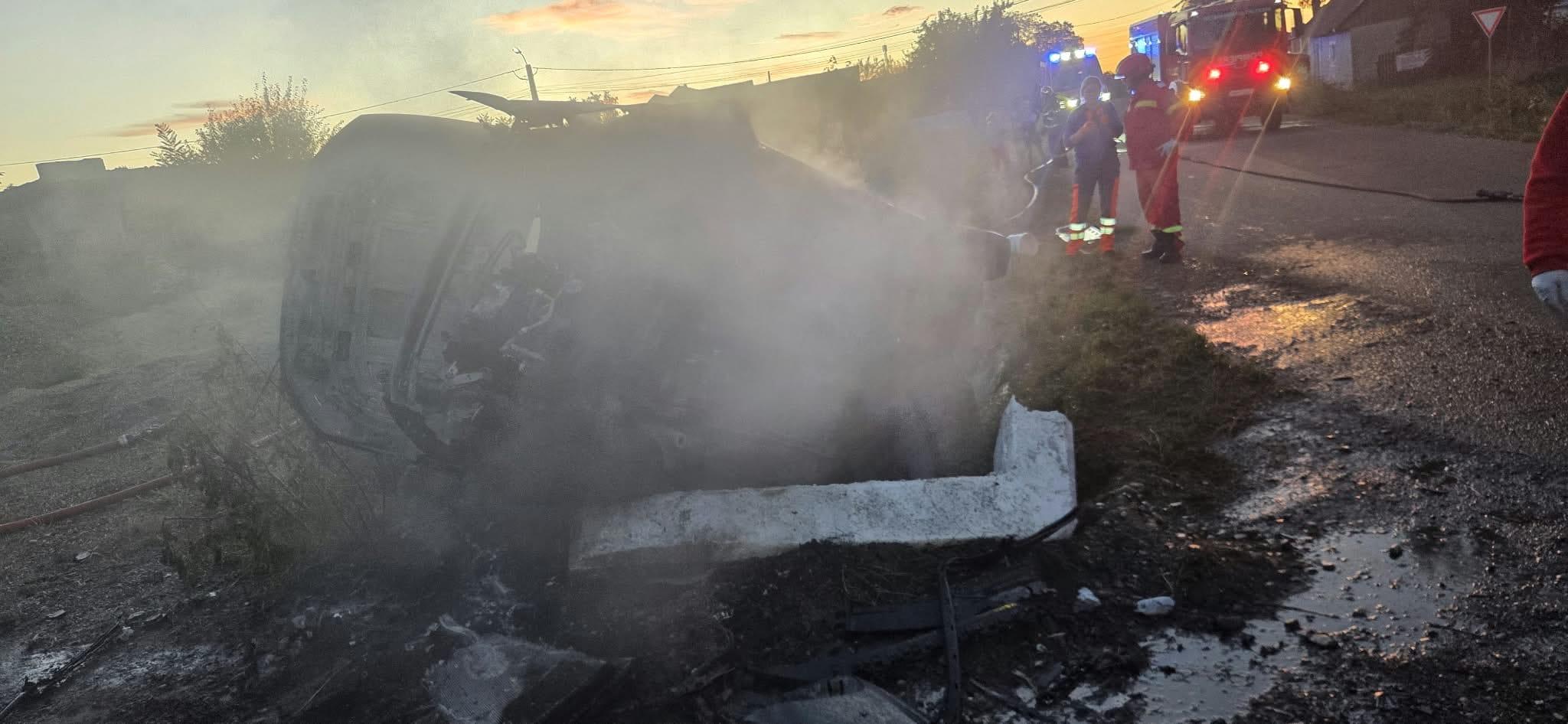 Accident urmat de incendiu în Suceava. Două persoane au fost găsite carbonizate în mașină