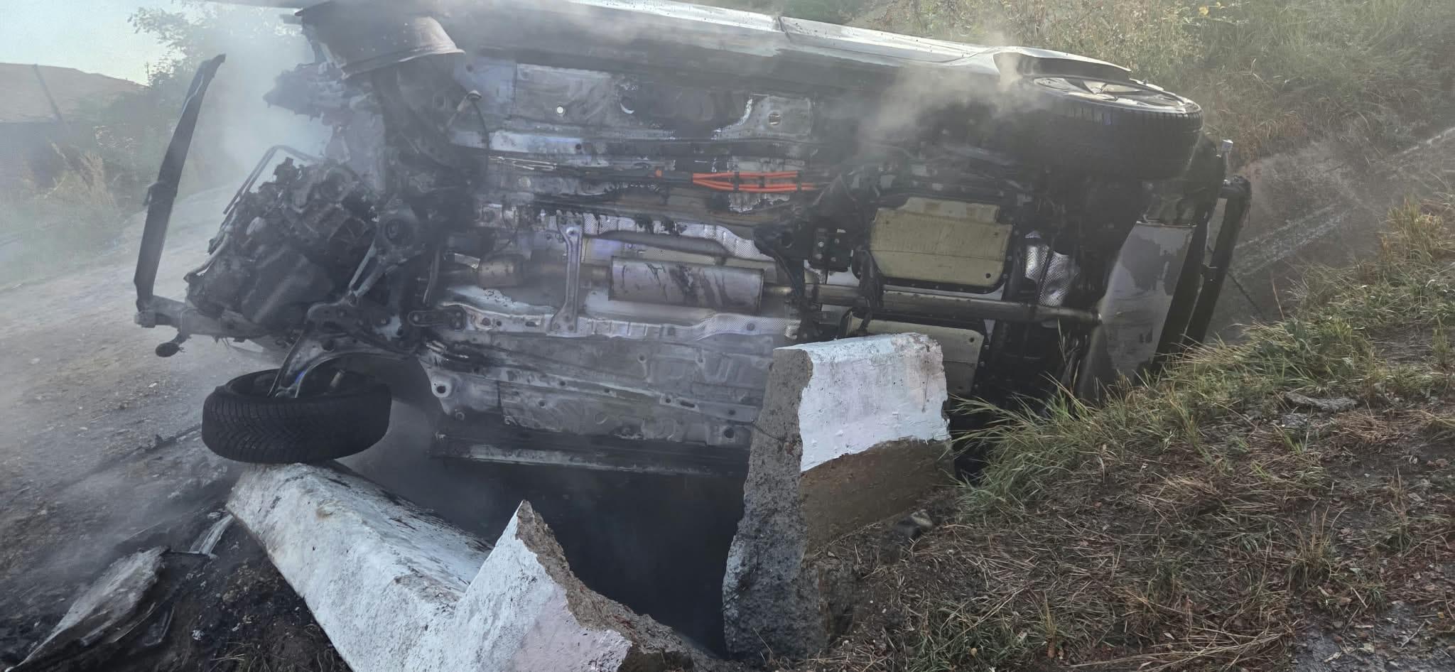 Accident urmat de incendiu în Suceava. Două persoane au fost găsite carbonizate în mașină