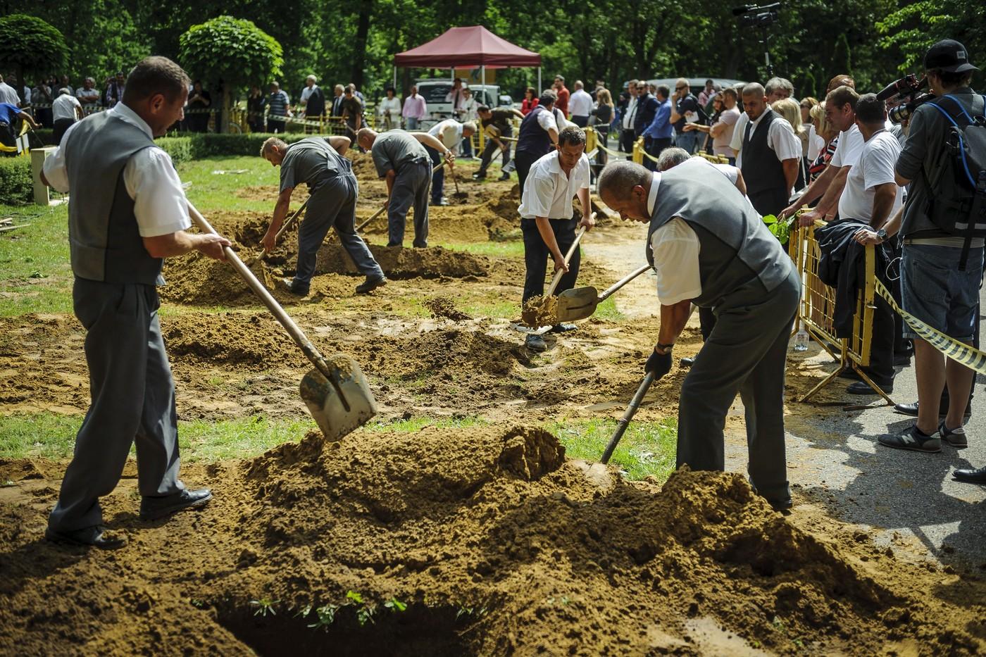 Concurs bizar aproape de România. Zeci de oameni s-au întrecut la săpat gropi într-un cimitir