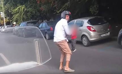 Mama care şi-a pierdut copilul de un an pe bulevard s-a ales cu dosar penal. Ce le-a declarat poliţiştilor