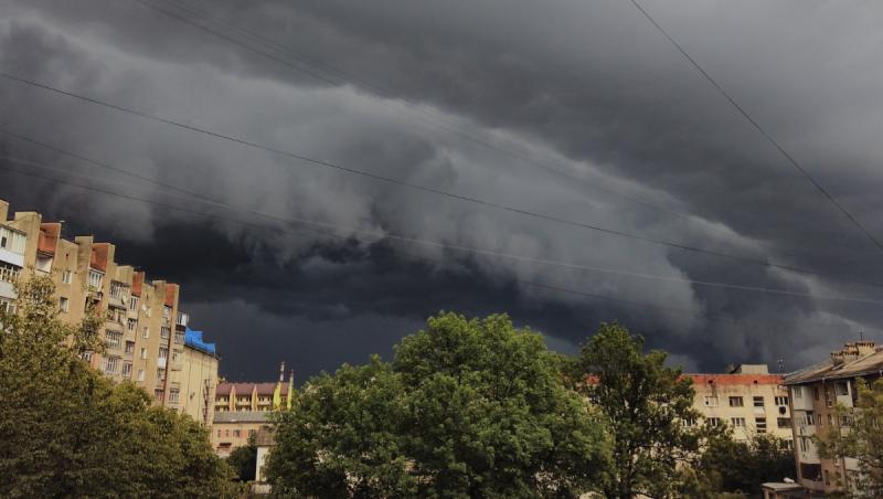 Cod galben de vijelii în opt judeţe din ţară. Unde sunt prognozate furtuni, grindină și rafale 70 km/h
