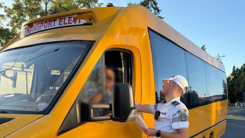 Șoferul unui microbuz care transporta 14 elevi a fost prins băut la volan. Ce sancțiune a primit