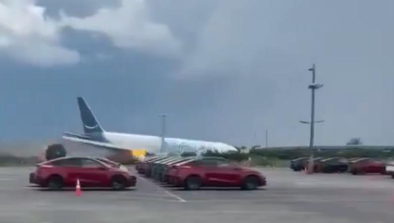 Momentul în care avionul cargo Amazon iese de pe pistă și ia foc pe aeroportul din Miami. 5 oameni au murit