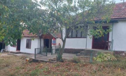 Satul în care o gospodărie cu 2 case se vinde la 15.800 €. Se află la 10 km de oraş