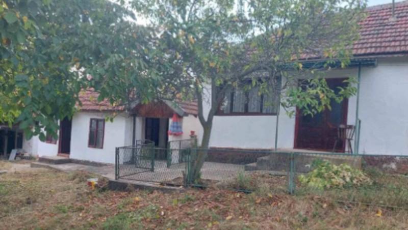 Satul în care o gospodărie cu 2 case se vinde la 15.800 €. Se află la 10 km de oraş