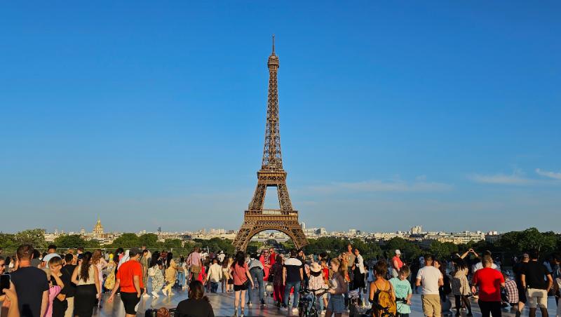 Grevă şi revoltă la Turnul Eiffel după ce angajatelor li s-a cerut să plece în timpul vizitei unui grup hindus