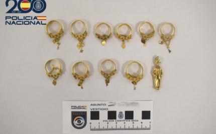 2 români, arestaţi în Spania după ce au furat bijuterii de 17.000 de euro. Le-au ascuns în scutecul fiicei lor