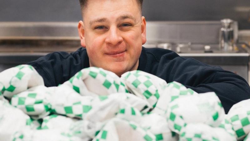 Rivalul McDonald’s din Ungaria vine în România. Clienții se pun la coadă de la 1:30 noaptea pentru un burger