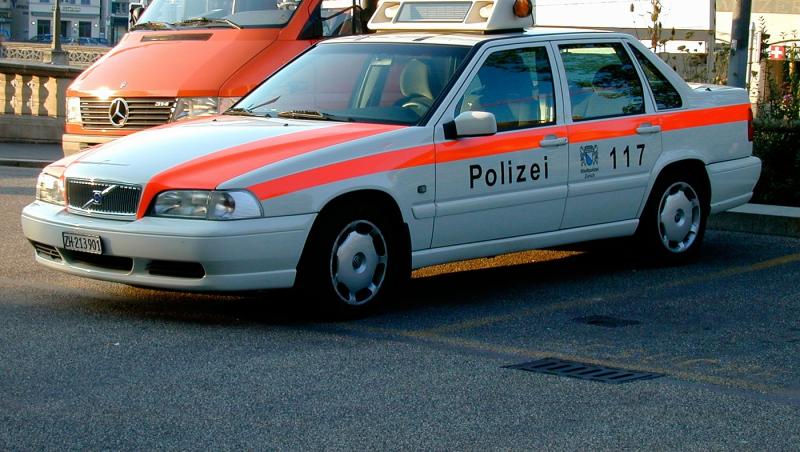Trei români au încercat metoda "electricianul" în Elveţia. Intrau în case, de unde furau ceasuri şi bijuterii