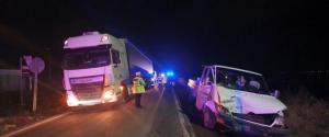 Accident grav în Suceava: Cinci persoane, printre care şi un bebeluş, au ajuns la spital, după ce maşina în care se aflau a fost proiectată într-un TIR