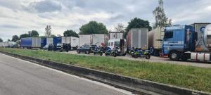 Prin ce trec șoferii români de TIR pe șoselele din Franța și Belgia: "Sunt victimele capcanei întinse de autorități"